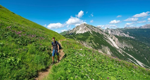 Hiker on the Jubilaumsweg hiking trail