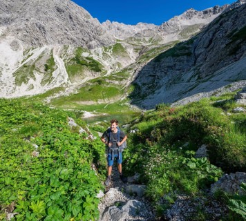 Hiker descending to the Prinz-Luitpold-Haus