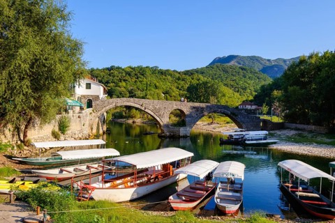 Excursion boats and Old Bridge Stari most