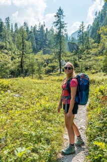 Hiker on hiking trail to Karlingerhaus