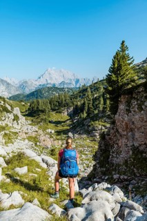 Hiker mit Rucksack looks into the distance