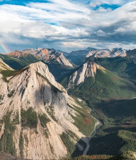 Spectacular views from Sulphur Skyline Trail to mountain landscape with river valley