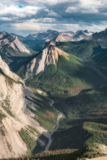 Spectacular views from Sulphur Skyline Trail to mountain landscape with river valley