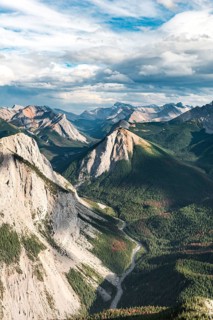Spectacular views from Sulphur Skyline Trail to mountain landscape with river valley