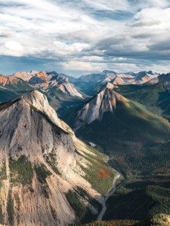 Spectacular views from Sulphur Skyline Trail to mountain landscape with river valley