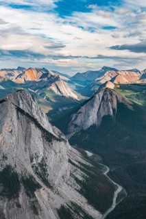Spectacular views from Sulphur Skyline Trail to mountain landscape with river valley