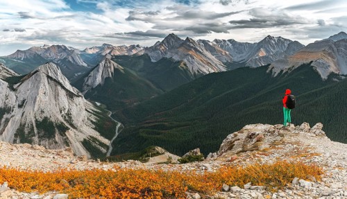Female hiker to summit on Sulphur Skyline Trail