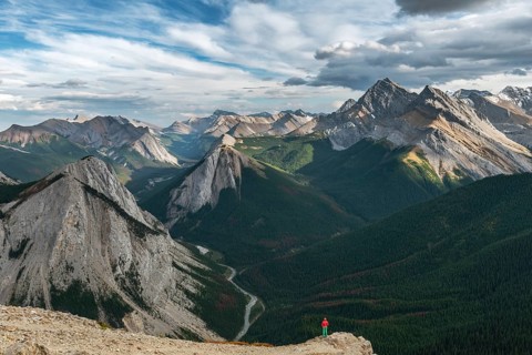 Female hiker at spectacular view from the summit of Sulphur Ridge