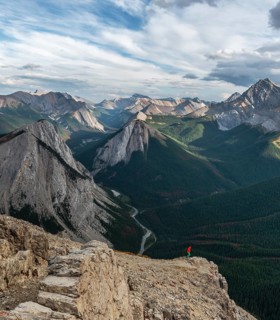 Female hiker at spectacular view from the summit of Sulphur Ridge