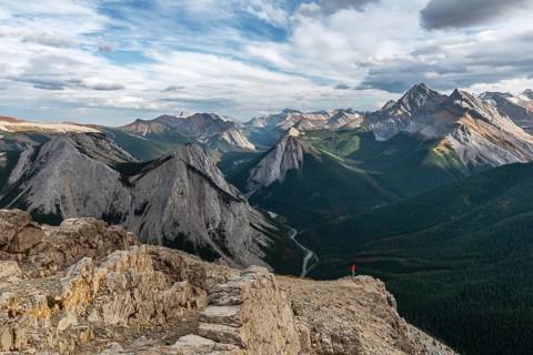 Female hiker at spectacular view from the summit of Sulphur Ridge