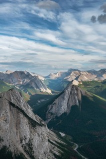 Spectacular views from Sulphur Skyline Trail to mountain landscape with river valley