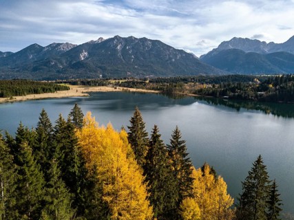 Barmsee in front of the mountains in autumn