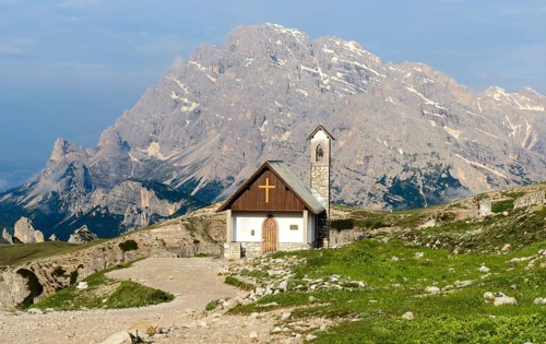 Chapel in front of Monte Antelao