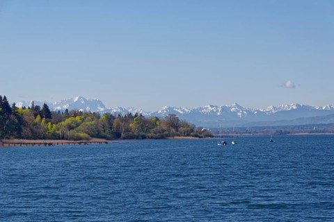 Lake Ammer near Hersching with the snow-covered Zugspitze massif and Alpine peaks