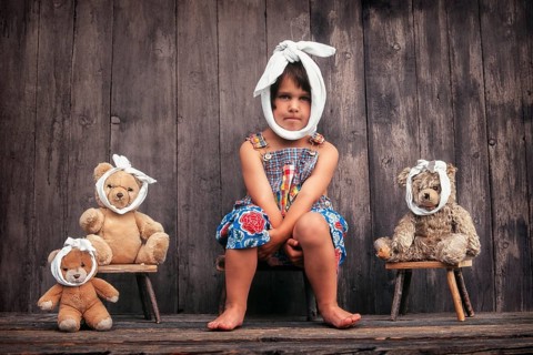 Four-year girl and teddy bears with toothache