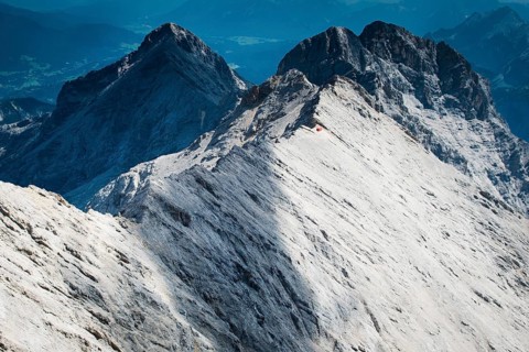 Jubilaumsgrat with bivouac box in front of Alpspitze and Hochblassen