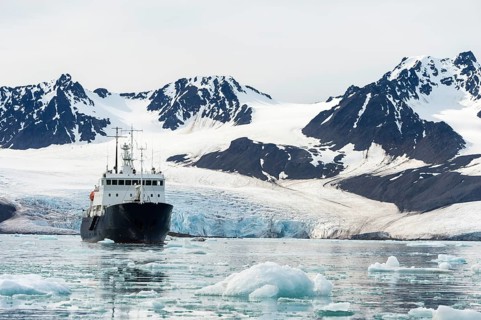 Exploration boat in front of Lilliehook glacier