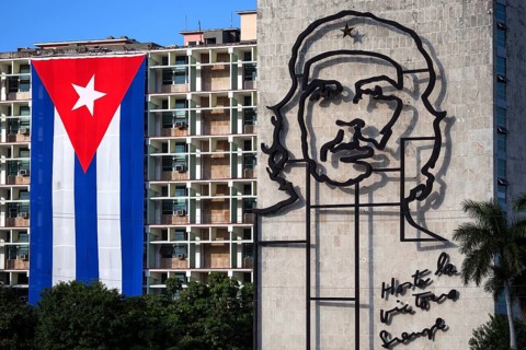 Cuban flag and portrait of Che Guevara on house facade