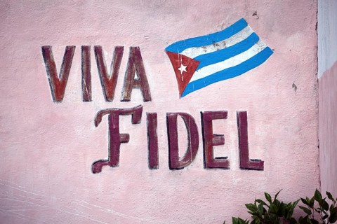 Painted wall with the flag of Cuba and the words Viva Fidel