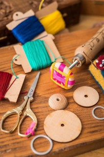 Posamentenknopf in production with button blanks