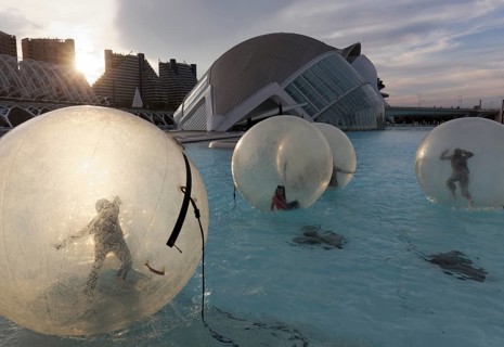 Children in walk-in waterballs
