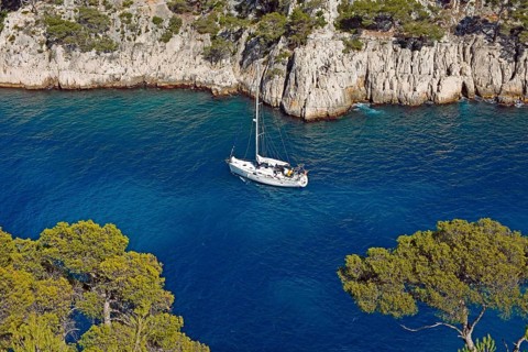 Sailing boat in Calanque de Port Pin