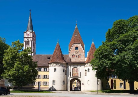 Upper gate