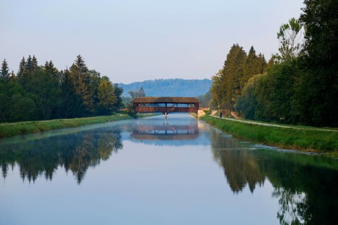 Wooden bridge over Isar channel