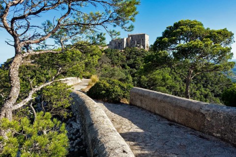 Hiking trail to the monastery Santuari de Sant Salvador