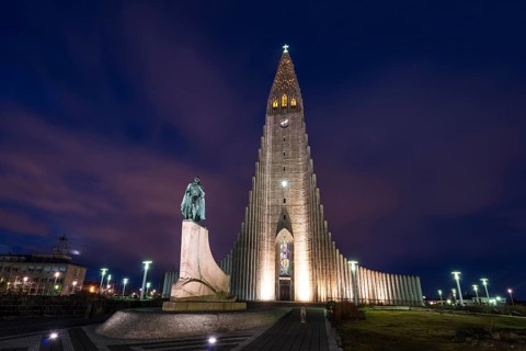 Hallgrimskirkja or church of Hallgrimur and monument to Leif Eriksson at night