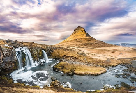 Berg Kirkjufell with Kirkjufellsfoss Waterfall