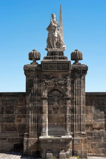 Fountain figure with obelisk