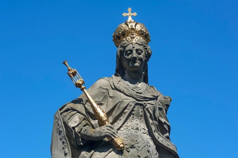 Detail of the statue Empress Kunigunde with crown and scepter