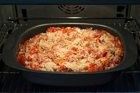 Baked pasta dish with tomato and cheese