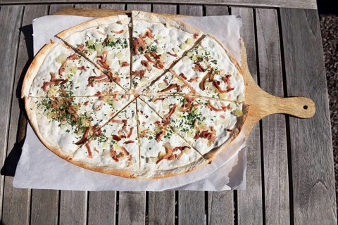 Pfalzer Flammkuchen with ham and paprika