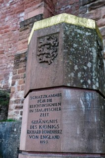 Column in front of the castle on the Trifels with inscription Prison of King Richard the Lionheart