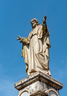 Statue of Sacred Heart of Jesus opposite the Se Cathedral