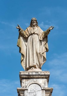 Statue of Sacred Heart of Jesus opposite the Se Cathedral