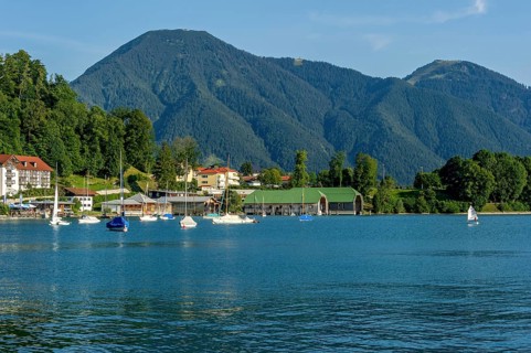 Tegernsee with sailboats and boat cabins
