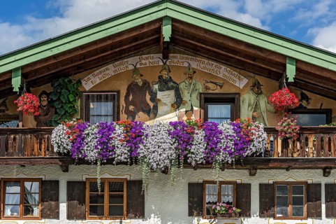 Farmhouse with Luftlmalerei wall paintings and floral decoration