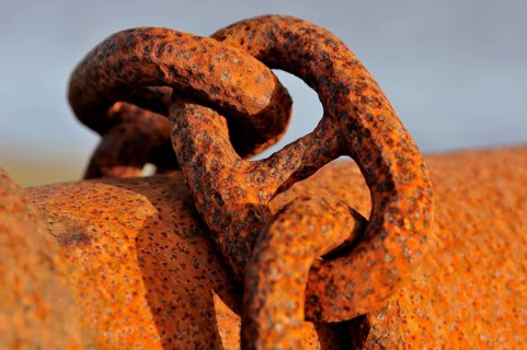 Rusty chain links