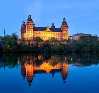 Schloss Johannisburg reflected in the Main