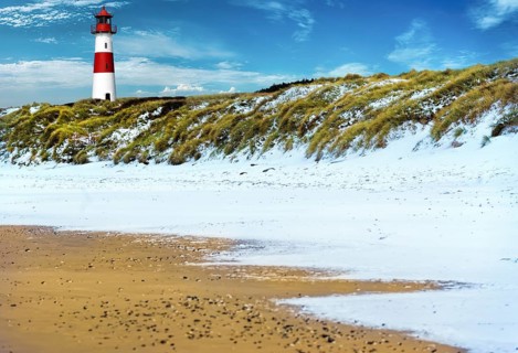 Winter with snow on the beach with ighthouse List-Ost