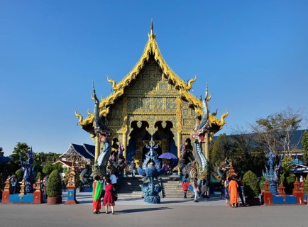 Tourists in front of Wat Rong Seur Ten