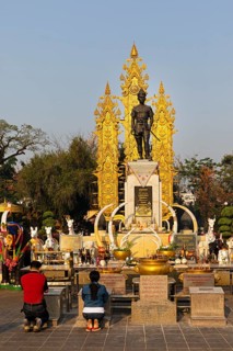 Praying in front of Monument of King Mangrai