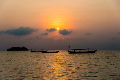 Boats on sea at sunrise from Koh Tui Beach