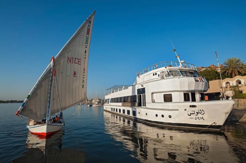 single-masted sailing boat