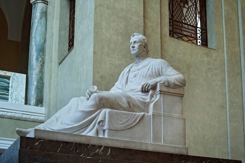 Marble figure of King Ludwig I in the Lichthof of the LMU