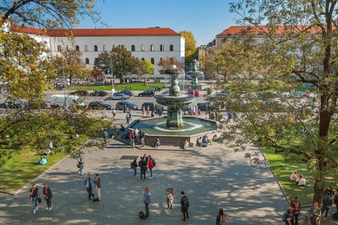 The Geschwister-Scholl-Platz with its fountain
