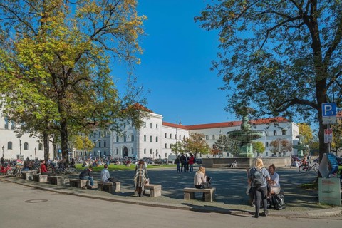 The Geschwister-Scholl-Platz with its fountain